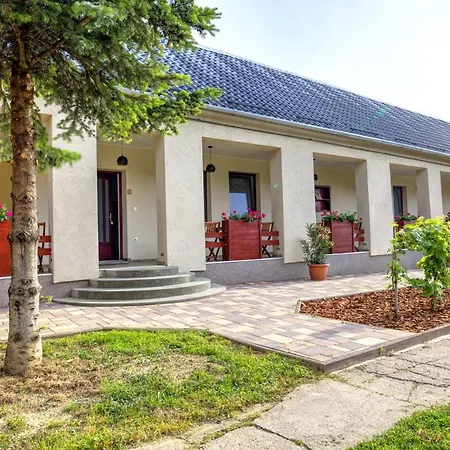 Adamko Borkert Haz Bed & Breakfast *
